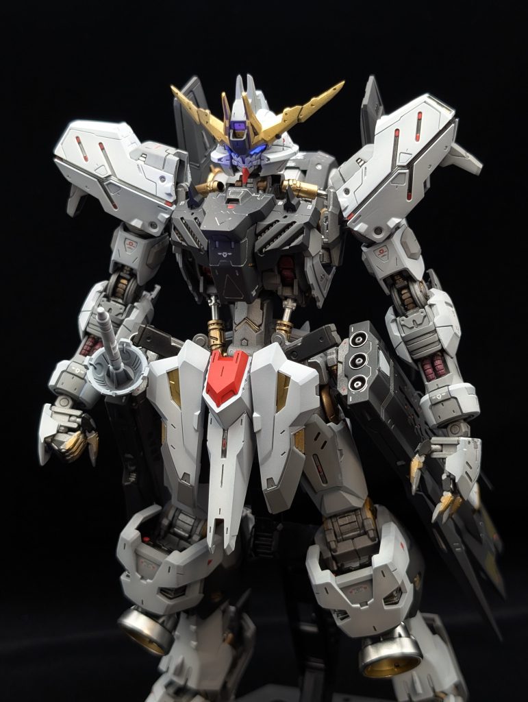 カメラアイは、蛍光塗料での塗装はしました。ただ、通常時は暗すぎるのでメタリック塗装なりした方が良かったと後悔してます。クリアパーツ内の光が反射するかなと思い、クロームシルバーで鏡のように塗装しましたが、効果なかった感じでした。