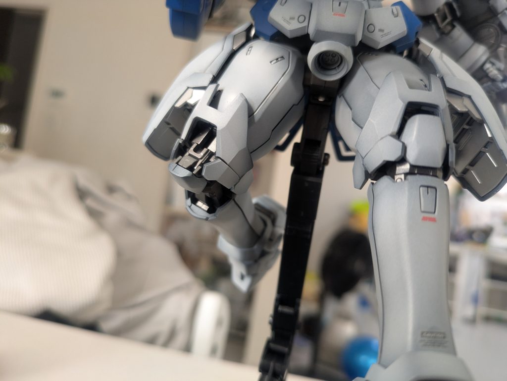 膝も他のEW機とはまた違った可動をします。ゼロEWver.Ka.は異次元の可動してましたが・・・