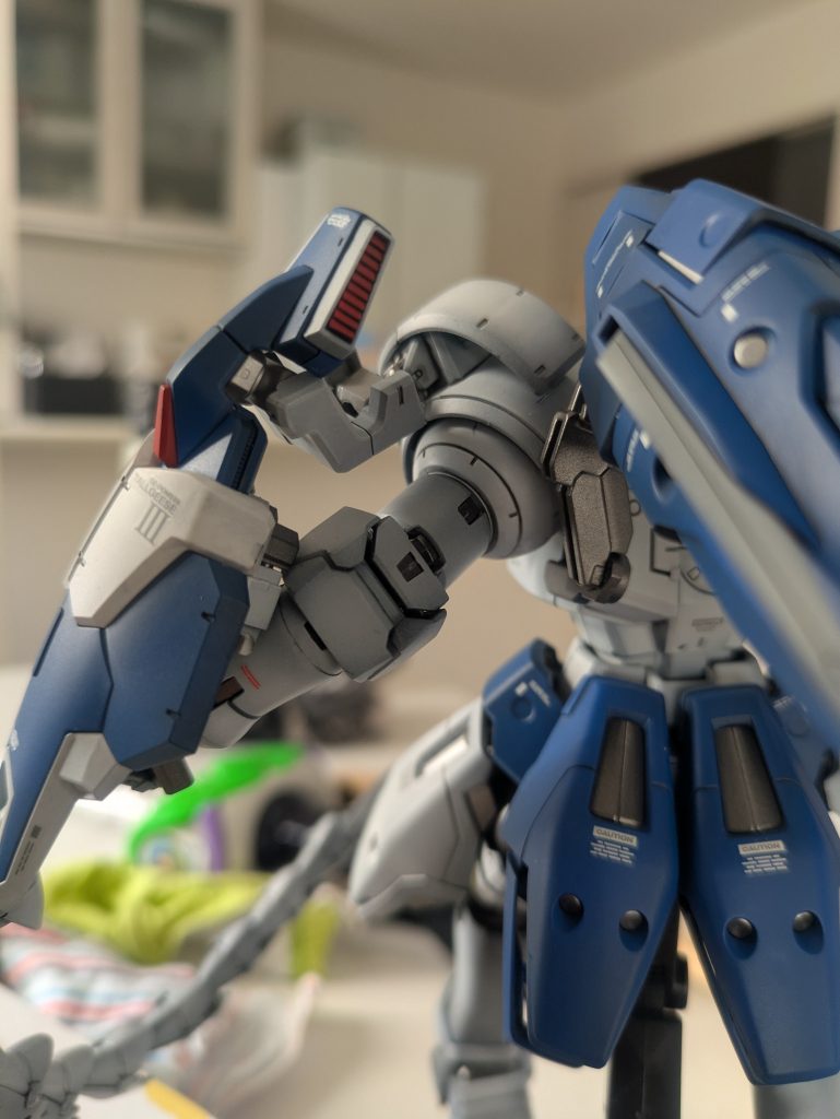 肘もいい。分割部が連動してフレームに追従するギミックが最新キットたちとはまた違ったパターンの動きで面白いです。