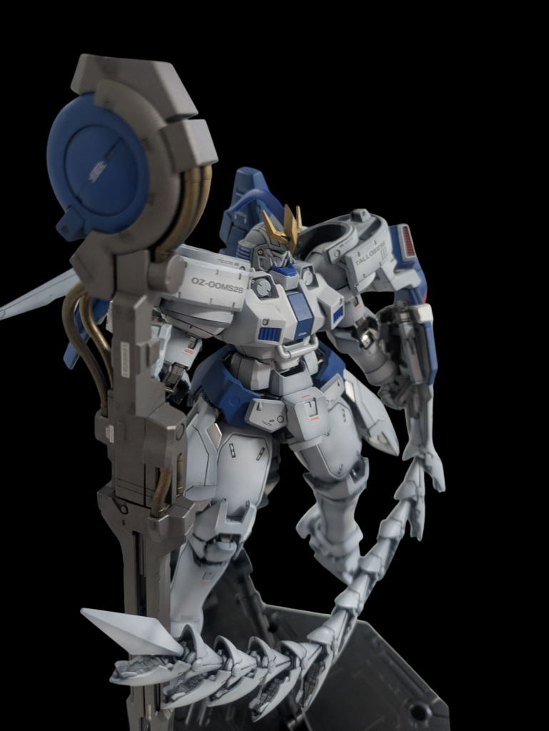 唯一色分けが再現されていない(シール補填もない)ところとして頭部バルカンは金、アンテナの中央付近、左右の◁▷は黒に塗り分けました。メガキャノンは焼鉄色、スターブライトアイアンで写真ではわかりづらいけれど塗分けています。