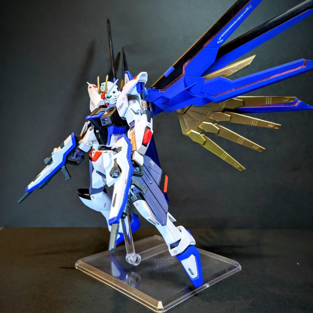 元々白い羽だけど塗り分けするとフリーダムの羽になりますね。