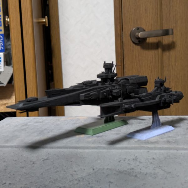 1/1700 マゼラン級戦艦&サラミス級巡洋艦下地塗装完了!とりあえず真っ黒にして放置。