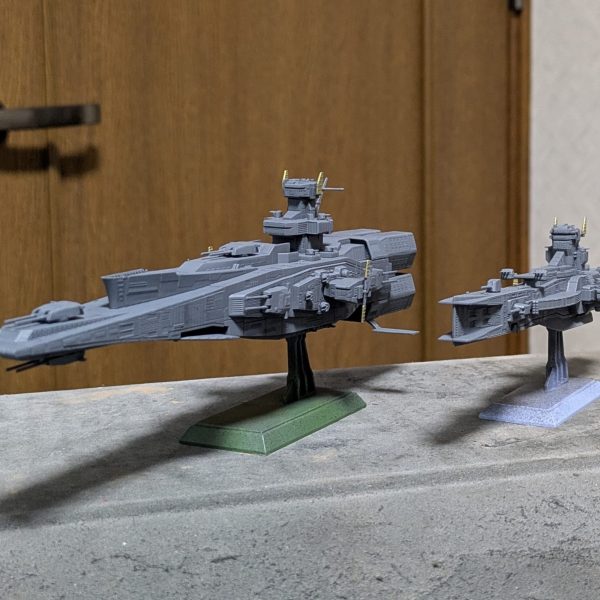 1/1700 マゼラン級戦艦&サラミス級巡洋艦塗装完了!現用艦ぽくグレー系統で塗装。細部塗装はアンテナ部はゴールド、エンジンノズルはガンメタルで。（1枚目）