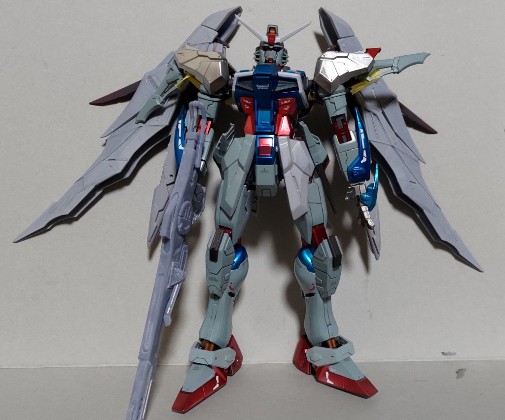 腰アーマー、アンクルアーマー、肩アーマー等のパーツを3Dプリンターで自作しています。自作パーツはエクストリームバーサスのデザインを参考にしています。