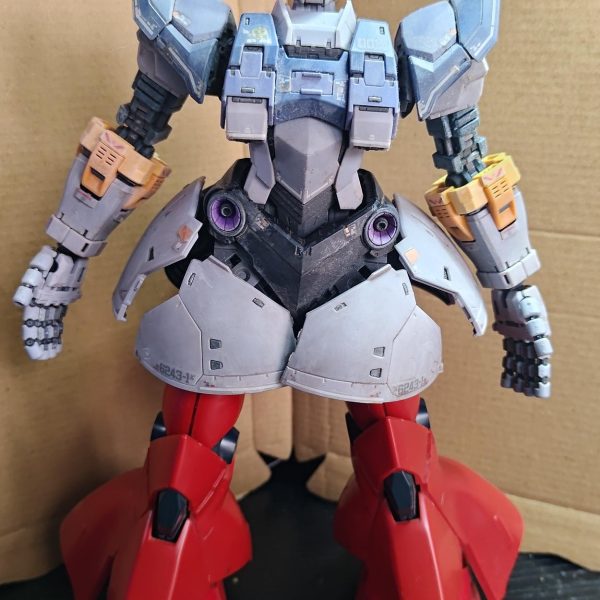 そのうちパーフェクトジオングを作ろうと思ってMGのサザビーの脚部を取っておいたので、以前組み立てたジオングに仮取り付けしてみましたジオングのキットはもう一つあるので、新しく組み立てサザビーの脚部を取り付け塗装しようと思っていますサザビーの脚部の股関節部分にはホビーベースのボールジョイントを取り付けましたジオングの方に開けた穴が少し大きかったので、新しく組み立てるほうはもう少し小さい穴にしようと思います（2枚目）