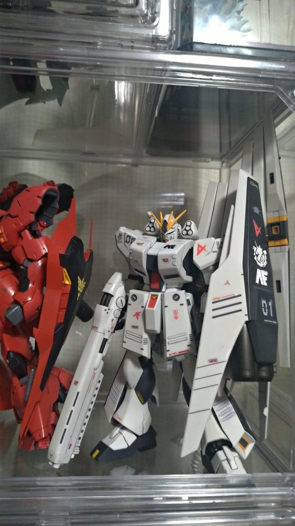 このνガンダムHWSは2400円かな?でフリマサイトにて購入したものです、墨入れやトップコートがしてありましたので追加で水転写デカールやホビーステッカー、自作の転写デカールなどを貼ってみました。追記 ビームサーベルの枝が欠品していたのでランナーからテキトーに生成しました。