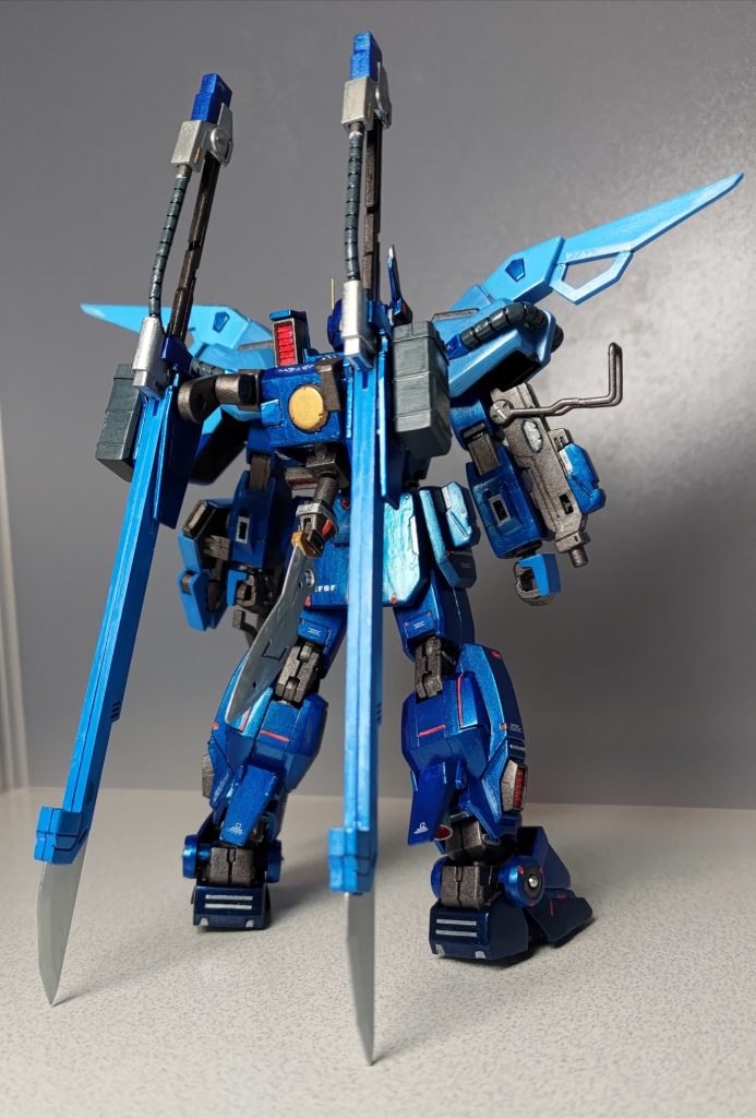 バックショットです。100㎜マシンガンのストックを逆向きに付けてマガジンの可動式ロック機構にしてます。そのためストックやマガジンの形状を若干変更しました。＜備忘録という名のカラーレシピ＞青：メタリックブルー、GXメタルダークブルー水色：メタリックブルーとクールホワイトを1：2割合赤：メタリックレッド、蛍光レッド桃：蛍光ピンク　　緑：蛍光グリーン金：ゴールド　　銀：ガンクローム黒：ジャーマングレー”グラウ”、焼鉄色、アクリルガッシュ黒EXAM発動をより強く見せるため、既存のパネルラインを太く彫りなおして、ガンクロームを下地にメタリックレッドを乗せてます。デカールは連邦系汎用やRGのνガンダム用ダブルフィンファンネル付属で余った水転写のほか、100均の極薄シールです。購入時に貼ってあった元キットのシールは全部はがしたんですけど、赤黒の▽印はそのまま使ったほうが良かったと後悔しました・・・以下、アクションポーズです。