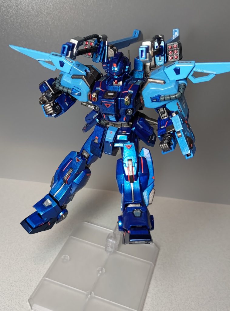 バックパックに増設された対空小型ミサイルランチャー(コトブキヤのM.S.G.ウェポンユニット42フォールディングアーム付属)！　EXAMが搭載された頭部を絶対に壊されたくない技術士官アルフが追加した対空装備という設定です。