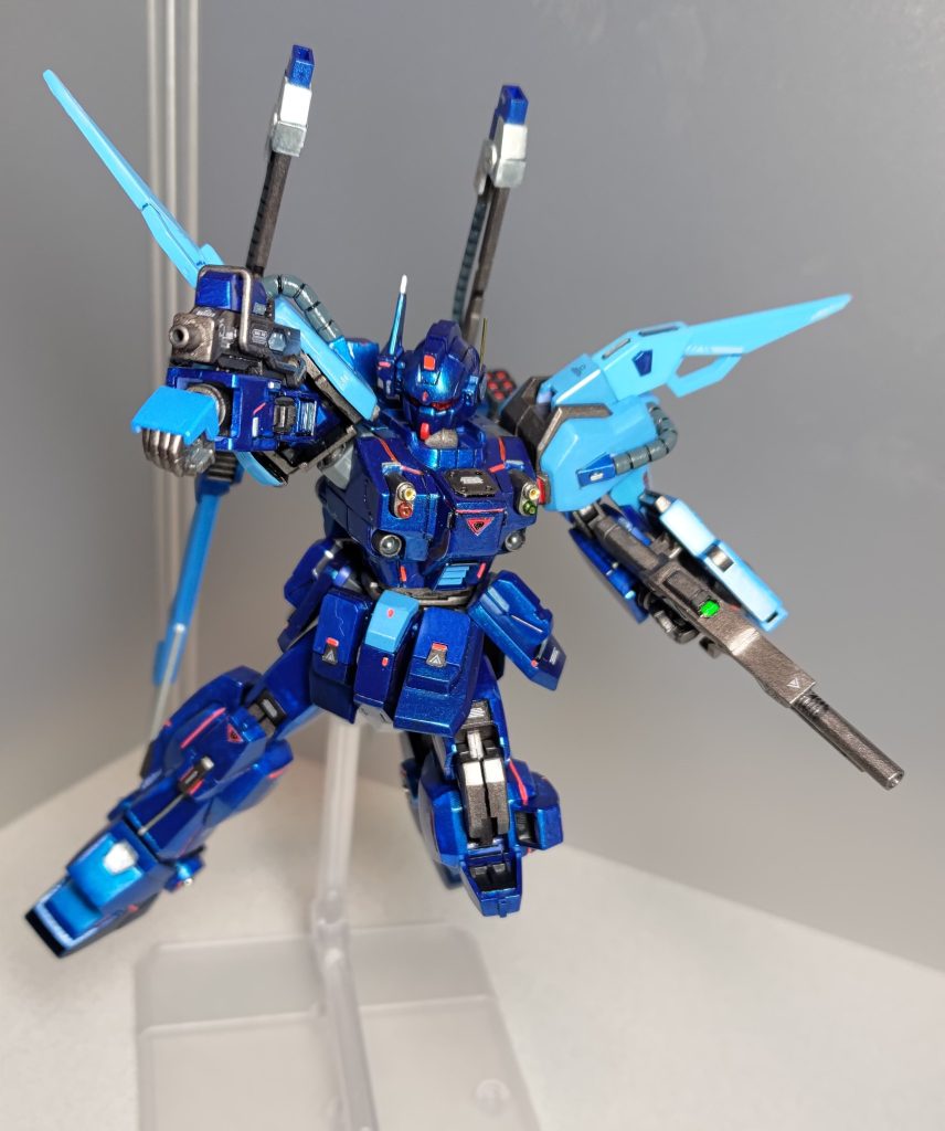 さらに右手に100㎜マシンガン、左手に90㎜散弾銃！　これらが本機のメイン射撃武器です。ゲームばりの機動力で弾幕をばらまき、雑魚を殲滅します！