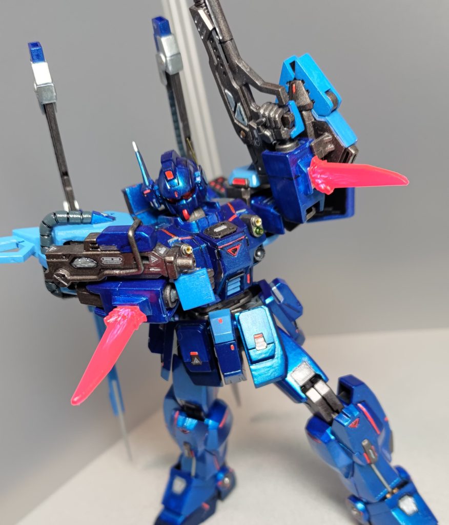 前腕部から発現されるショートビームソード！　自分から攻撃する分には使いづらいんですが、弾幕をかいくぐって突進してきた敵に即応できる武器です。GP-01のビームジュッテみたいな役割ですね。