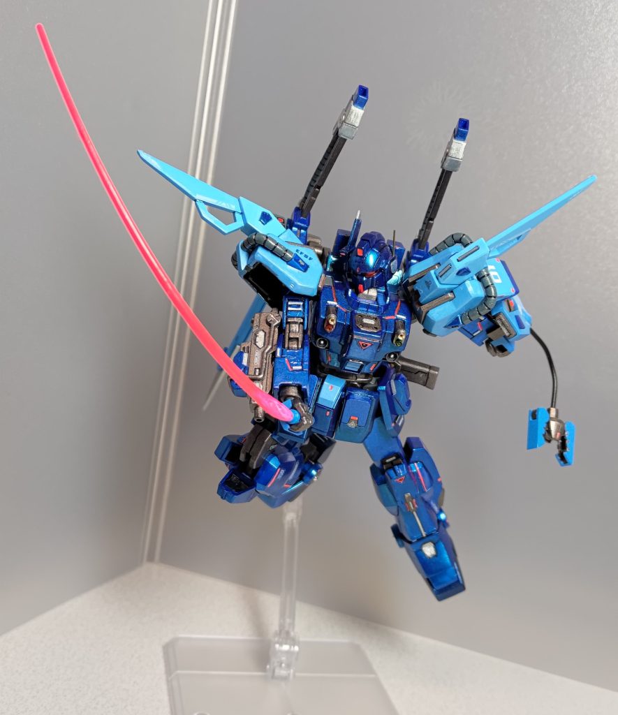 ビームサーベルで斬り捨てる！　湾曲したサーベルエフェクトはRGガンダム2.0武器セットからの流用です。