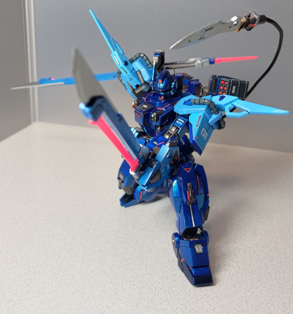 大剣を振り抜いた隙を突こうとする賢い相手には、ご褒美のテイルブレードだ！！！モーリン「・・・という所属不明のMSが友軍を攻撃しながらこちらに接近してきます！　ジムパイロットの皆さんは各機独自の判断で応戦してください！」フィリップ「おいおい勘弁してちょうだいよ」