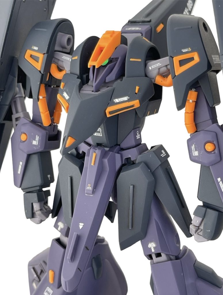 作りが荒いですが、腕の動力パイプもオレンジ色のランナーの中心に孔を開けて作成しました。