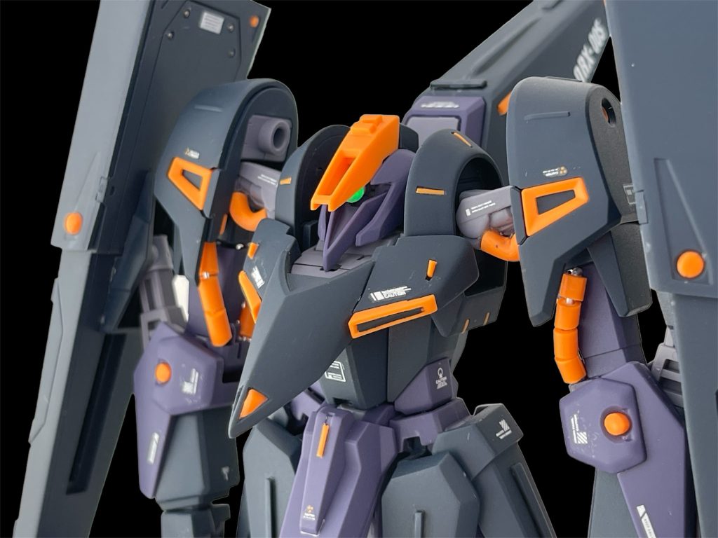 胸の三角形のオレンジ部は、くり抜いて裏からオレンジ色のランナーを貼り付けているだけです。