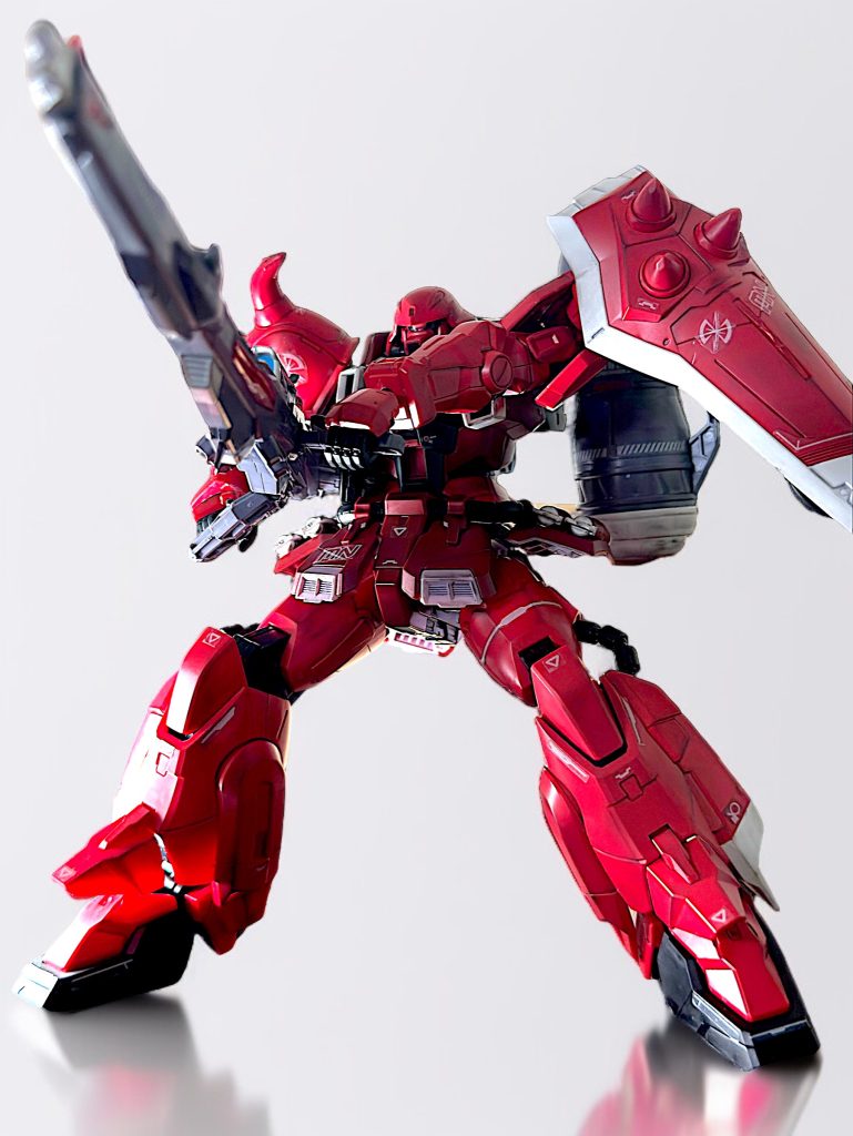 オルトロス高エネルギー長射程ビーム砲の構え。 砲身に両腕を添えるのは可動域がかなり限界でしたが、なんとか両手で構えられました。 どの構えでも、かっこよく決まる良いキットです^_^