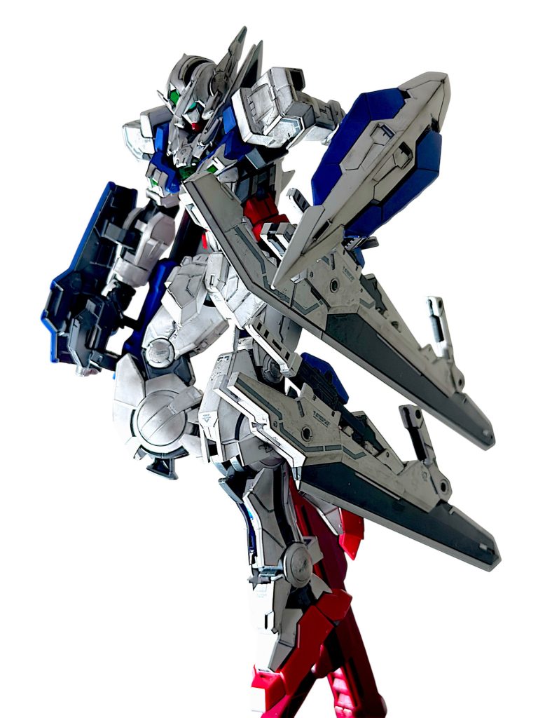 新規造形のプロトGNツインブロードブレイドは、分離し脚部に装着可能で、分離した状態も良かったので思わず撮影。 両腕にはエクシアの武装も装着し、武装盛り盛りにしてみました。