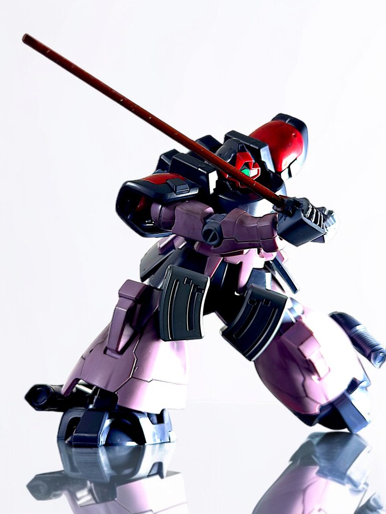 ビームサーベルは赤色で塗装しています。 ガンダム試作2号機を奪取する際、ガトーを援護し、ザクF2型をビームサーベルで一刀両断するシーンをイメージしています。