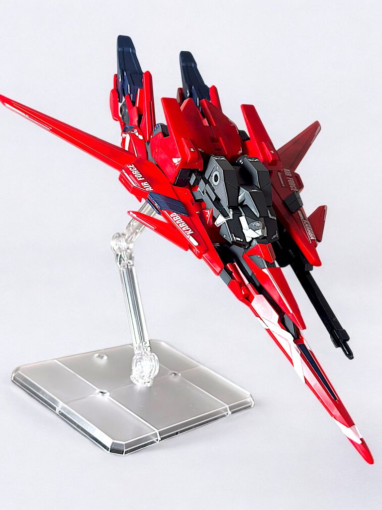 ウェイブライダー形態。 シャア専用機の真紅の色合い自体が3倍速いイメージがあるため、ウェブライダー形態にすると、通常カラーよりもかなりの高速で動きそうな印象を受けます(^_^;)