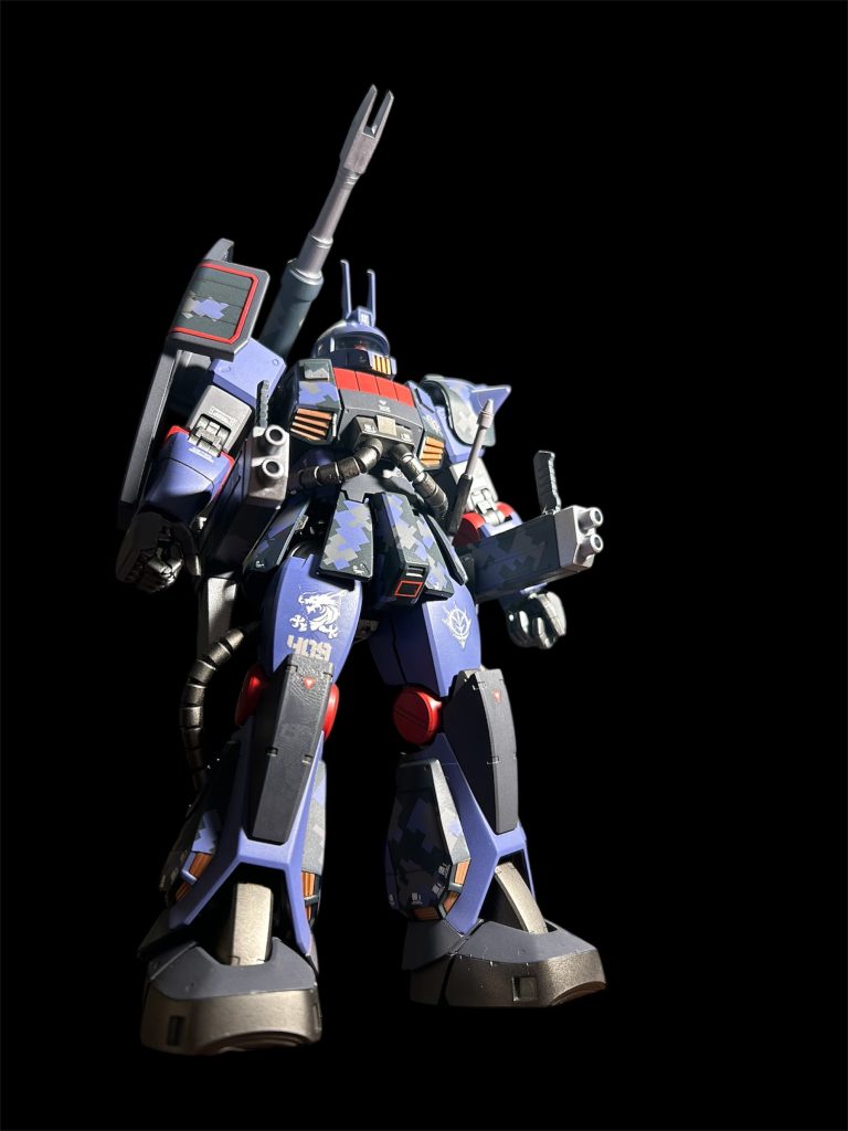 ビッグガンは上下の可動が無く、基本この位置か後ろに回すかの2択です。HGの方が自由度あったかも。