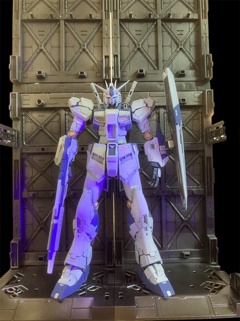 外装パーツを付けるとほとんど見えなくなりますが、サイコフレーム部分もチラ見えしてて気に入ってます。カラーリングはG3ガンダムをイメージしながら、テスト機らしい色合いにまとめました。