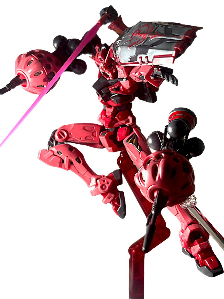 ビット展開！ 2基のビットはウェポンディスプレイなどに接続可能なため、展開した状態で配置可能です。 写真は左側のビットを手がギリギリ映らないように手持ちで保持し、片手カメラ持ちで手ブレを我慢して撮影した一枚です。