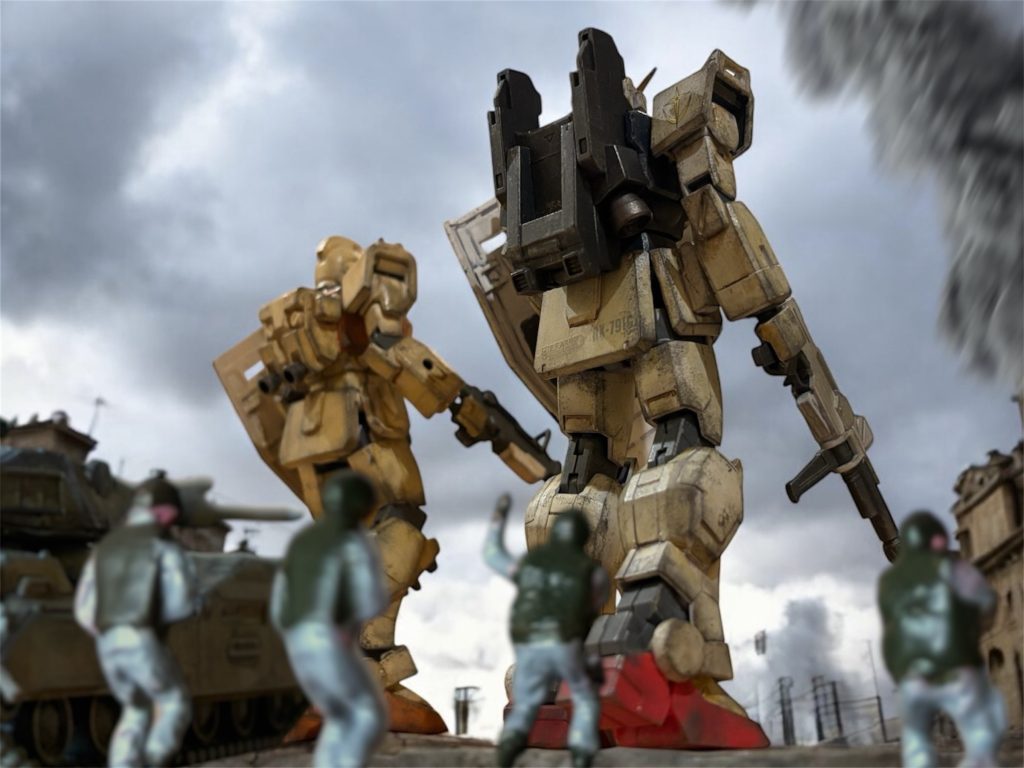 「ソナーに反応。ザクですかね、３時方向に１機。」観測員のマーク曹長の声に、ヘントとイギーが動き出す。　ここは、地上の最前線である———。 【#04 Front line / Nov.1.0079　fin.】