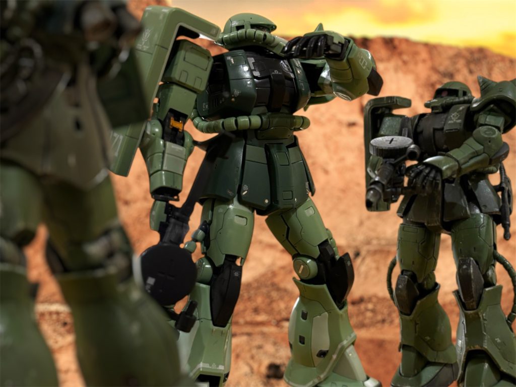 U.C.0079、11月6日。 オデッサ採掘基地内は、MSも兵士たちも、慌ただしく動き回っていた。「採掘用の機械はいい。そうだ、とにかくMSだ!物陰に入れろ、すぐにでも連邦軍の爆撃が始まるかもしれないぞ!」あちこちで、基地内の交通を整理する将兵の怒声が響いている。 10月の下旬から、連邦軍の動きが俄かに活発化していた。この数日はビッグトレーや61式戦車の大旅団が、オデッサに向けて各地から進行を開始している。東欧奪還に向けた大反抗作戦が発動間近であることを、もはや隠す素振りもない。ジオンのスパイがつかんだ情報からも、11月7日をもって作戦が発動されることはほぼ間違いなかった。 11月に入った途端、リヴィウを始めとするオデッサ周辺の航空基地に一斉に攻撃が開始された。奪回された航空基地には、次々に航空戦力が整えられているという噂も、士気に打撃を与えている。夕日が沈もうとしている地平線の向こうから、今この瞬間にも連邦軍の爆撃機が飛来するかもしれない。「加えて、“ガンダム”の噂か。」アーサーが呟くのは、連邦軍のMSの影についての噂だ。 連邦軍も、どうやらMS戦力を整えつつあるらしい。各地で会敵・戦闘の報告があがっている。中でも、強力なビーム兵器を携えたツインアイのMS“ガンダム”の噂が、将兵に恐怖感を伝染させている。 北米でガルマ・ザビ大佐を討ち取り、中央アジアをこちらに向けて突っ切て来ている部隊にいるやつが、どうやら“本物”らしい。驚異的な運動性能でもって、あのランバ・ラルをも返討ちにしたという。そもそも、運用している部隊もNT兵士の集まりと聞く。 他にも、北米、東南アジア、オーストラリア、NT部隊の作戦範囲とは別の中央アジアの連邦軍ベースキャンプなど、地球各地で“ガンダム”や連邦軍のMS出現の情報が頻発している。最近では、ルーマニアや、ここオデッサ近辺でも“ガンダム”が友軍に猛威を振るっているという。もしかすると、既に量産体制に入っているのかもしれない。