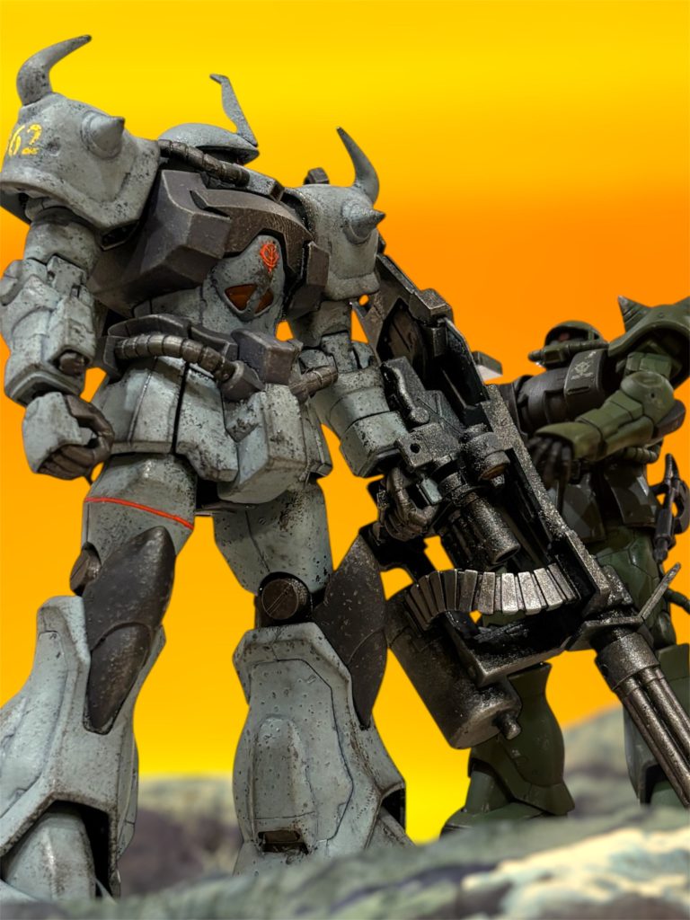 『来るなら来い、と思いますがね。連邦軍の急造MSなど、大尉の相手になりますまい。』高台に上がってきた部下のオスカー軍曹から、通信が入る。 そう思いたいが——。アーサーは答えない。 ガンダム1機が——いや、たとえ複数機存在していたとしても、“ガンダム”の存在がミリタリーバランスをここまで大きく傾けるとは思えない。そもそも、国力に差がありすぎるのだ。月の果ての小さなスペースコロニーから、この地球の広大な大地に広がり切った補給線を、もはや維持できようはずもない。