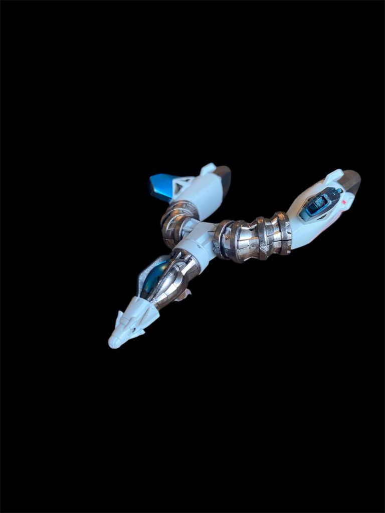 バックパックが外れると飛行機になるようです。