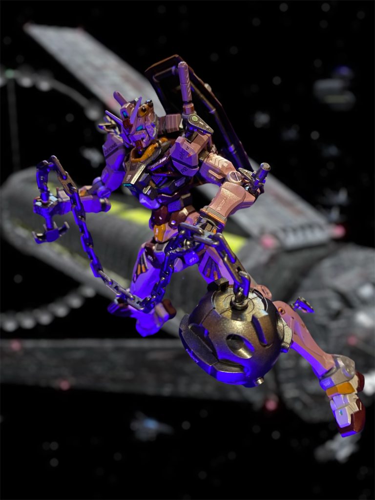 それから5年の後───中立のサイド6イズマコロニーにて、赤いガンダムの目撃情報が伝えられた。