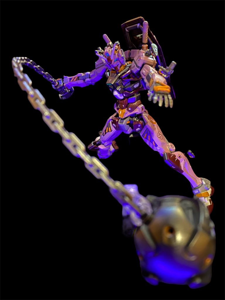 独自機構のおかげで頭が上を向く動作は非常に得意ですが、最近のキットでは珍しく水平以下には頭が下がらない構造だったので、首パーツを削って、わずかですが顎を引けるようにしました。