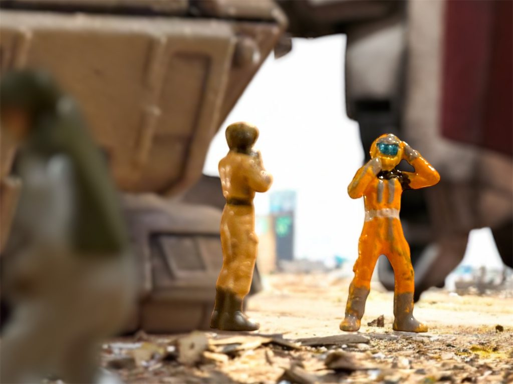 「南下ですか?」ブライトマン少佐の突然の提案に、ヘントは思わず問い返した。連邦軍の全戦力は、司令本部のある鉱山地帯の奥へと北上を続けている最中だったからだ。「ああ、敵の司令部は今日中に陥ちる。大きな戦果はコレマッタにでも譲るさ。」ブライトマン少佐の言う通り、ジオンのオデッサ防衛線はほとんど崩壊したと言っていい。ジオン側では、戦線を放棄して離脱していく戦力が出始めていた。「我々は南下して、オデッサ市を目指す。」「宇宙港、ですか。」「そうだ、全面的に潰走が始まれば、宇宙に脱出しようと、HLVを打ち上げられる場所を目指してくる。もちろん、ここ以外もな。もう数時間もしないうちにどんどん上がるよ。」つまりは敗残兵の待ち伏せ、ということか。イギーが聞いたら嫌がりそうな作戦だ。「しかし、さすがにジオンの守備隊がいるのではないですか。」「ジオンに兵なし。まあ、それはこちらも同じだが。」