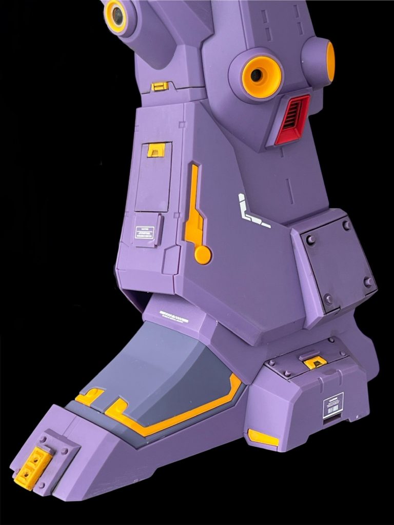 足周りは大きくて目立つのでスジボリ、ランナー、ディテールアップパーツなどを気持ち多めに入れました。各所に見える丸いリベットはランナーを熱で延ばした「延ばしランナー」で作成しています。すねのデカールが貼ってある四角い蓋みたいのはランナータグで作りました。