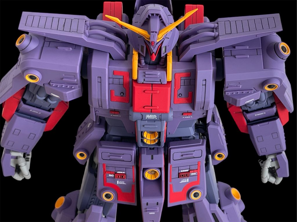 未塗装箇所で困るのがスジボリの失敗時やゲート処理の際に白化してしまった箇所などです。今回もたくさん失敗していますが、隠せる場所はなるべくデカールなどで上から蓋をしています。