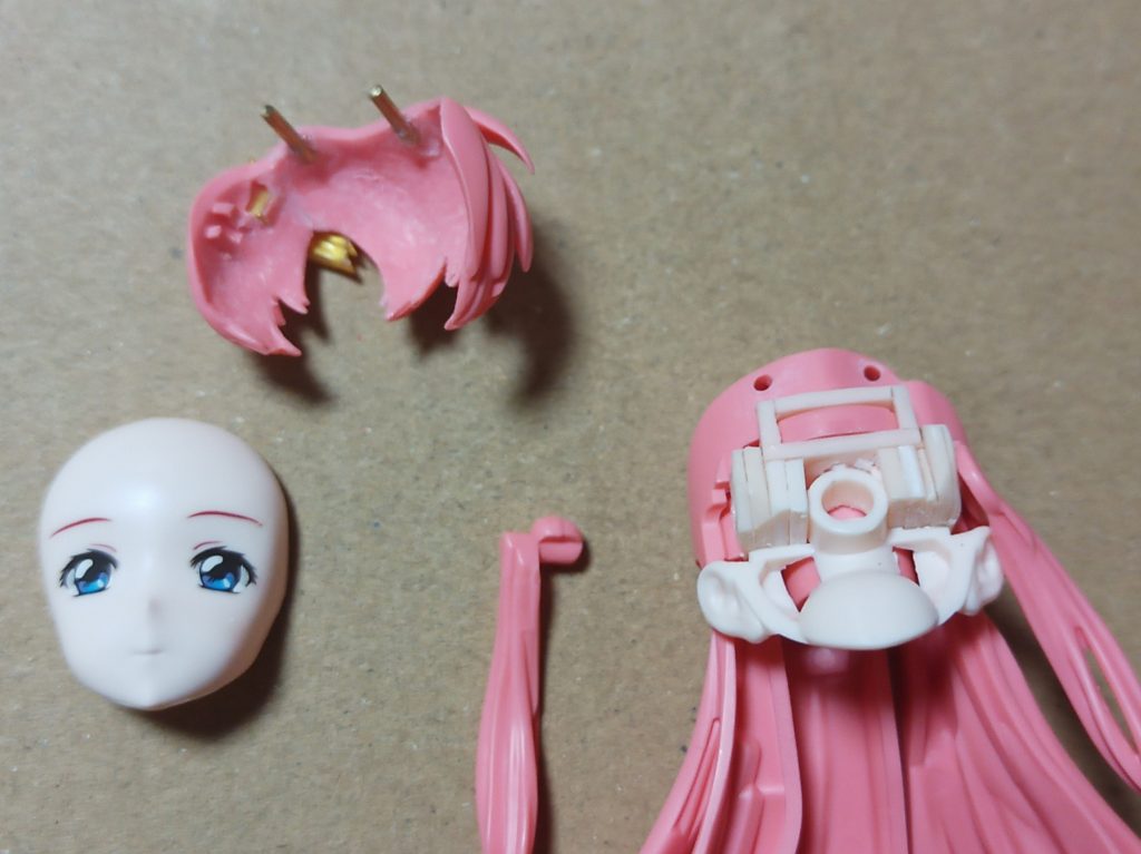 30MSフェイスのベース部を基にラクスの頭部に適合するように切り貼りし、そのままだとおデコ部分が前髪に干渉するので裏側削り込み(分け目部分なんかはかなりタイトでしたが^^;)前髪差し込みピンが無くなるので上部に真鍮線で作り直し