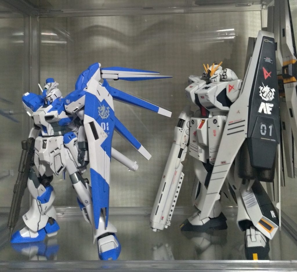 こちらのhgのhi-νガンダムはフリマサイトにてこの完成度で1500円で何故か売れ残っていたので発見してすぐに即購入したものです。左手ハンドパーツは↓のRG hi-νガンダムに捧げました。この2体は制作者様不明なので、やり取りする機会があれば、嬉しいですね!
