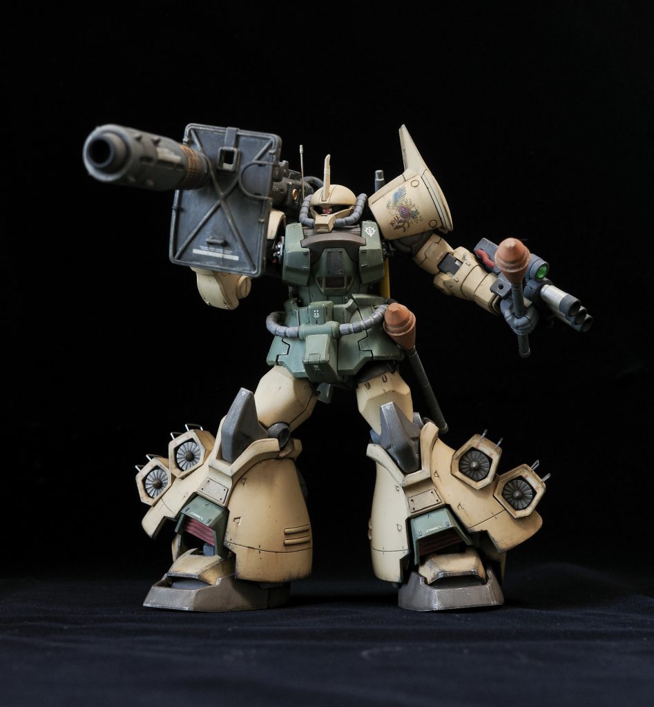 追加の武器懸架のため姿勢制御翼がオミットされたことに加え、機体の性能を限界まで引き出すため推進ユニットのリミッターが解除されたことで、操縦難易度は極めて高くなったが、パイロットの卓越した技術によりカバーされている。