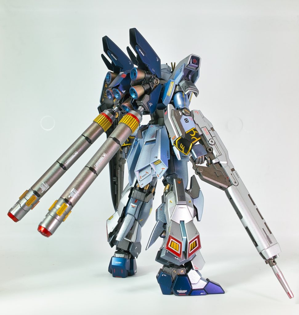 武器も本体色に合わせて仕上げましたが重みに耐える事なく数度持たせただけで終わりましたプロペラントタンクはコトブキヤさんのですチラっと見えてますがガンダムヘッドも用意しました