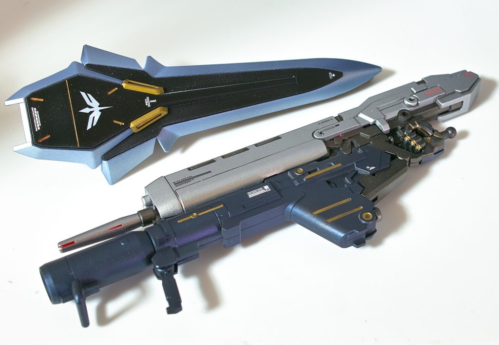 折角なので武器も追加添付バズーカはガンブルーメタリック、銃本体はステンレスシルバーです。