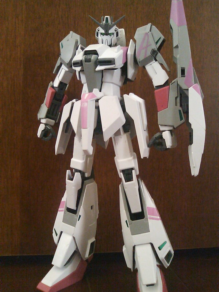 やはりZは立ち姿のカッコよさが格別ですね。アムロっぽいのは肩のA(シール)しかありませんが(笑)