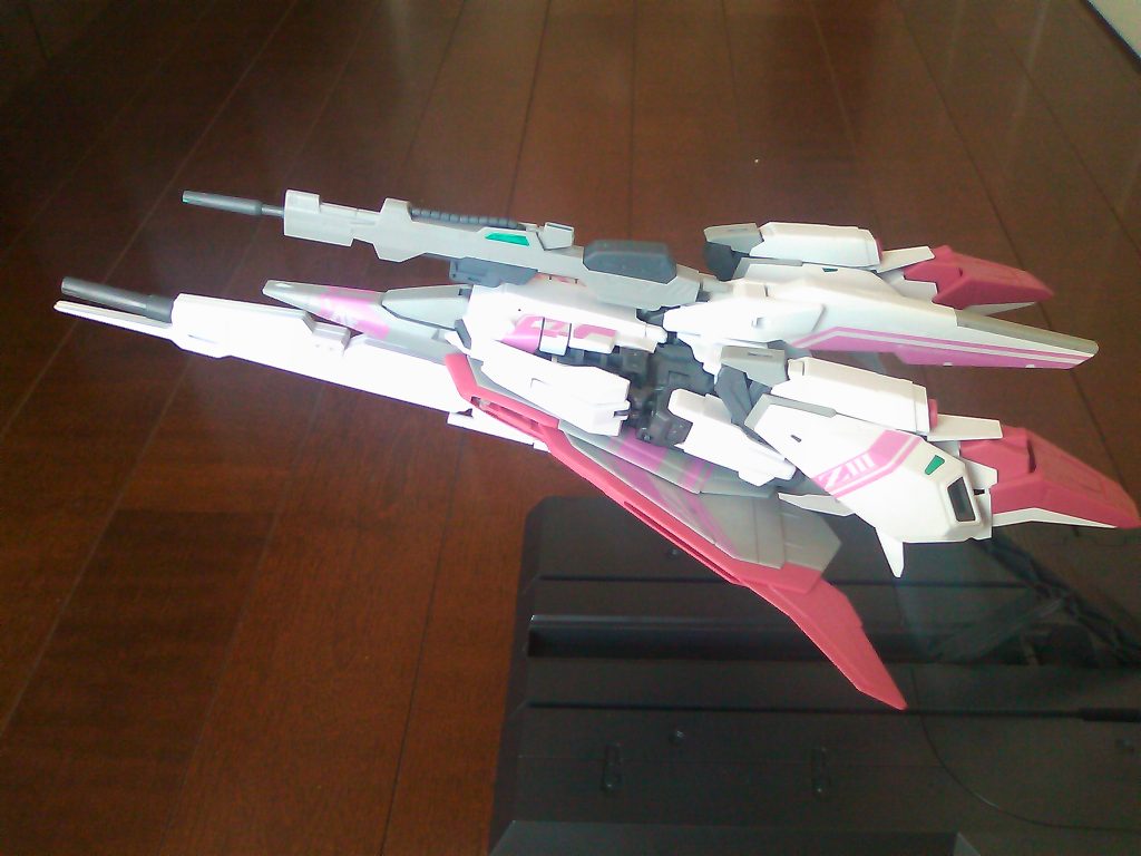 ウェイブライダー形態にもなりカッチョ良し。でも変形は面倒。