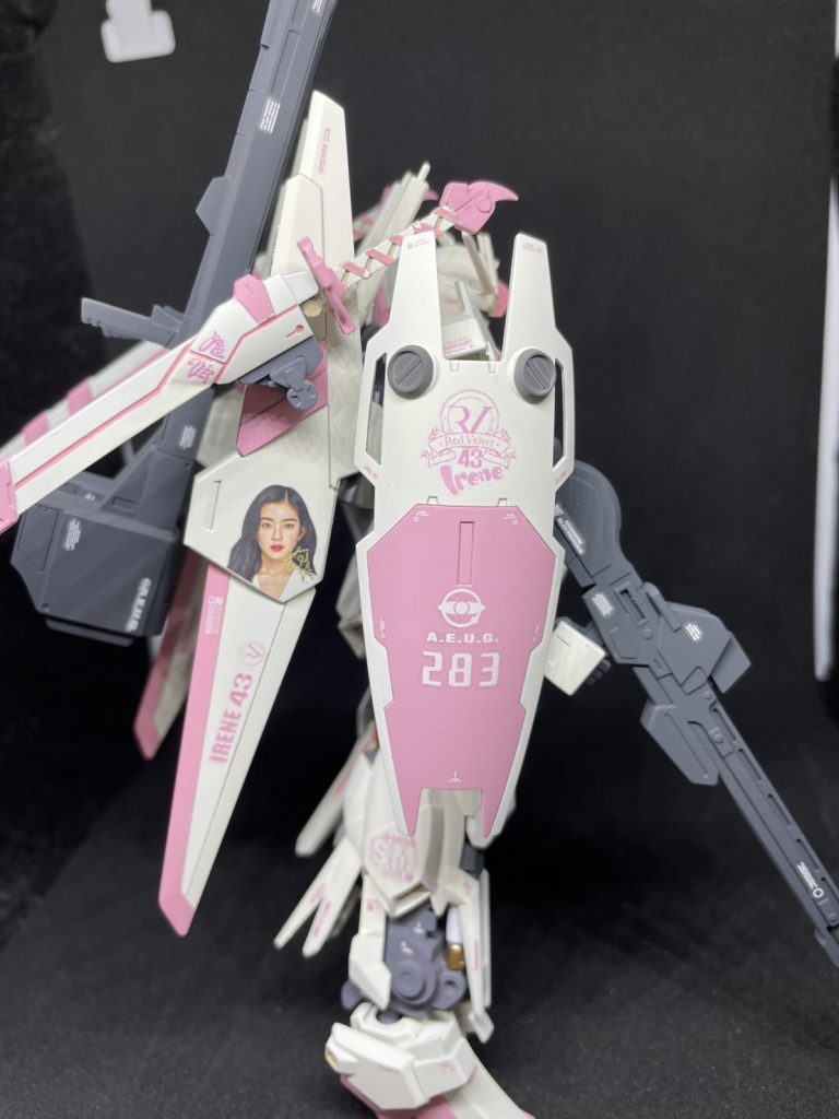 【妄想設定】反地球連符政府組織エゥーゴ所属 アイリッシュ級強襲用宇宙巡洋艦「サンタモニカ」所属モビルスーツ隊 「Redvelvet隊」 1番機 プロトタイプデルタガンダムVer.3　パイロットはRedvelvet隊隊長「ペ・ジュヒョン大尉」 通称アイリーン彼女のパーソナルカラーは「ピンク」でパーソナルナンバーは「43」と言う推しのK-POPグループの乗機という設定。