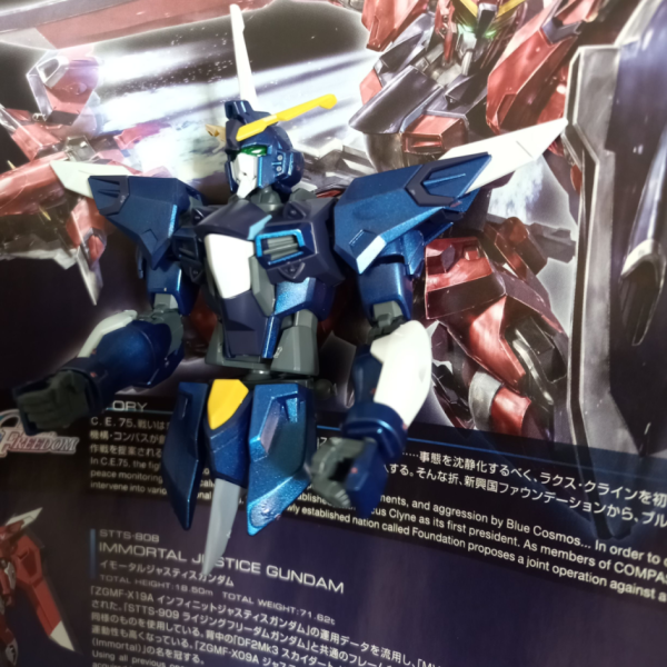 こんばんわ(gundam-kao6)ランナー青塗装したイモータルジャスティス組立て第二弾をお届けします！今回は腕部分、腰部を組み立てました。ゲート処理、ダボ切り等は全くせず取り敢えずパチ組みしております(gundam-kao2)段々と、デュエルガンダムに見えてきて何故自分は青に塗装したんだ？と思えてきますが、完成する頃にはきっと見違える機体になっている事でしょう(gundam-kao5)乞うご期待で(gandam-hand2)皆様も良いガンプラ生活をお送り下さいませ(gandam1)（1枚目）