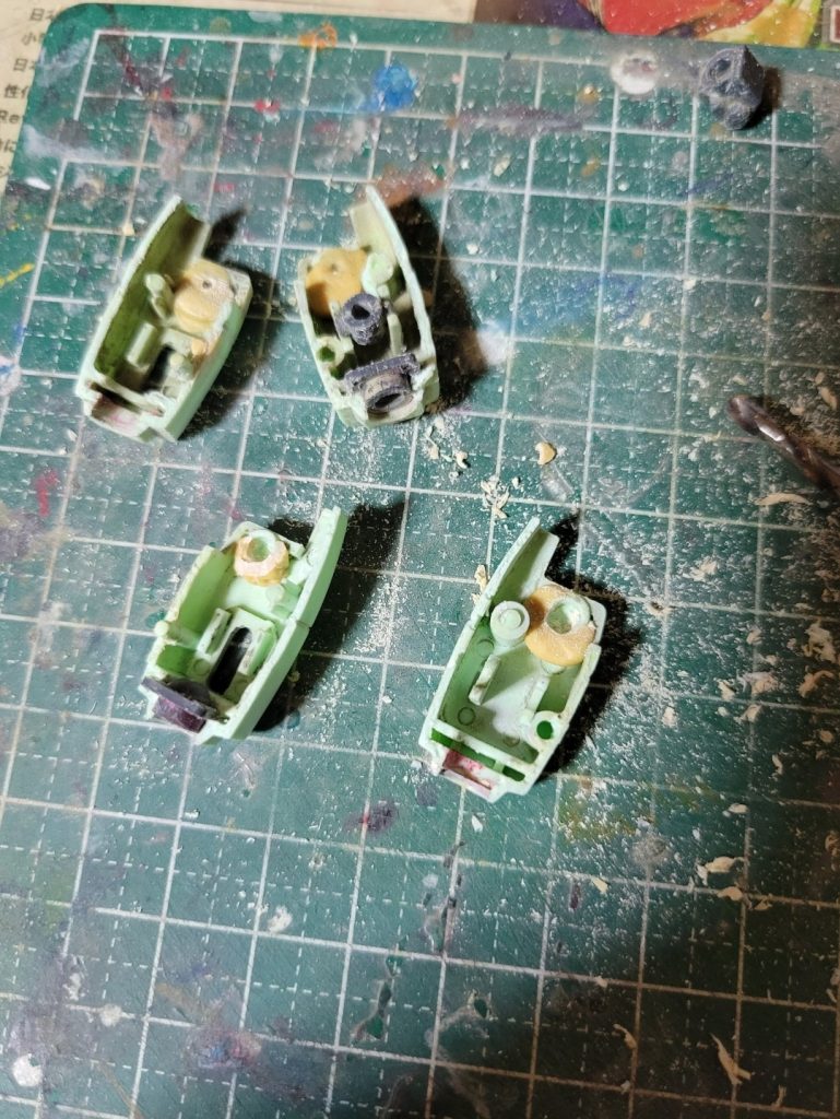 ダボ穴は死んでいたので修復してポリキャップを入れられるように治しました