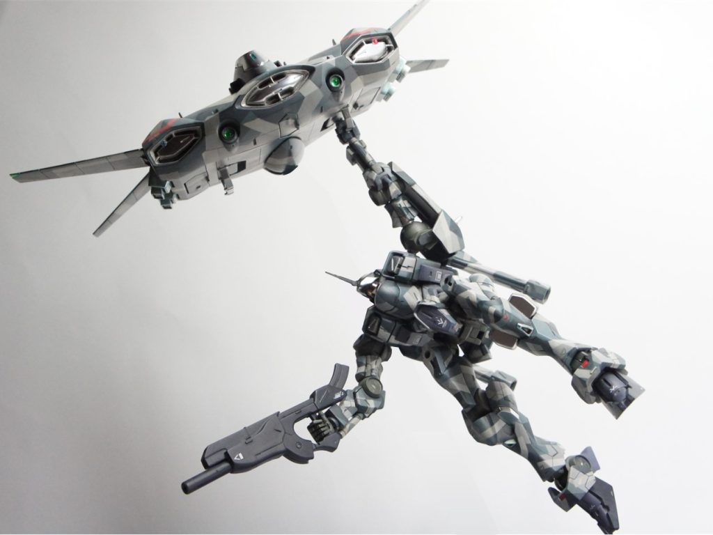 片手でティックバランにぶら下がっての飛行シーンをイメージしました。撮影時は文字通りぶら下がってるだけでいつ部品が外れ落下大破してもおかしくない状態でとても緊張しました。ささっと撮って無事ことなきを得ました。