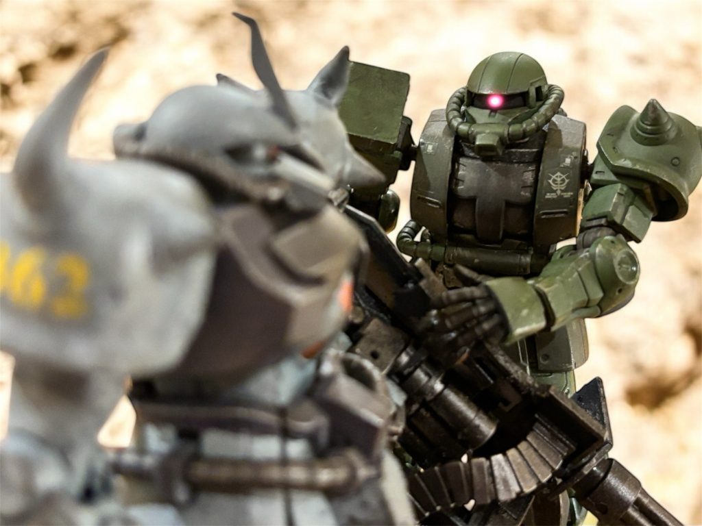 『後方の友軍はまだ戦っています。見捨てるのですか!?』マイロが食い下がる。「違う。」『違いません!このままここを抜いた敵を追撃し、後方に展開している戦力と挟撃を行いましょう。』「わたしの見立てでは、明日には司令本部は落ちる。マ・クベ大佐のザンジバルは、今頃マスドライバーの上だろう。」 基地司令の話では、連邦軍内の内通者の存在が、作戦発動早々敵に発覚し、処断されたと言う。敵を内部から、それもレビルのいる本陣に肉薄するところから切り崩せれば、あるいはこの戦いも勝ったのかもしれない。しかし、その望みは絶たれた。そもそも、そのような薄汚い策を弄する時点で、天運に見放されたと思えてならない。「わたし程度の戦略眼でもこの戦いは明日にでも終わると分かるのだ。味方にも敵にも、同じことを考える者がいるはずだ。」『我々はオデッサ宇宙港から宇宙へ脱出する。そして、連邦はそこを狙って敗残兵を狩る、ということですね。』いつの間にか機体を近づけていたオスカーが、通信に割って入る。「そうだ、敵もそこに気付く。敗走する軍の脱出経路は敵にとっては格好の狩場だ。」61式戦車か、対MS歩兵か、あるいはMSか。オデッサ市内に潜んだ敵に、地獄の火線をようやく潜り抜けてきたところを、狙い撃ちにされるだろう。『つまり、我々は殿軍を務めると。』「わたしだけが臆病者ならば、ただの敵前逃亡だがな。それでもお前たち将兵の無駄死にが避けられれば本望だ。ついて来てくれるか、オスカー軍曹。」もちろんです、とオスカーからの返答は歯切れがいい。独立戦争の開戦前からここまで、共に戦ってきた古参の部下だ。アーサーの肚の内など、とうにわかっているのだ。「マイロ伍長。伍長のジオンに対する忠誠心はよく分かった。だがわたしは、負けの見える戦に命を捨てるよりも、今、目の前の諸君らの命を優先したい。わたしの読み通り、友軍の殿軍となれれば、あるいは彼らと共闘ということもできよう。MS隊は討ち死にしてでも、兵卒の命はなんとかしようではないか。」 もちろん、みすみす死ぬつもりはない。ソロモンか、グラナダか、ア・バオア・クーか。どうせ命をかけるなら、スペースノイドの本領たる、宇宙での戦いだ。マ・クベを討とうと、北の鉱山地帯に敵の全戦力が向いている今、ここから南のオデッサ市になら突破できるかもしれない。「守るものもいずれ打ち砕かれることが分かりきっているような防衛戦に命を捨てるなら、守れるものを守り切れる可能性のある撤退戦に力を貸せ。納得できんなら離脱して後方の戦力と合流しても構わん。許可する。」それだけを一方的に告げると、アーサーは機体を歩ませた。