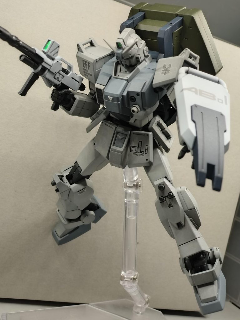 余っていたパラシュートパックを何とか使いたくて、今回の機体の設定を練り込みました。その説得力を持たせるために、デカールをなんとか切り張りしていい感じに。シールドの 