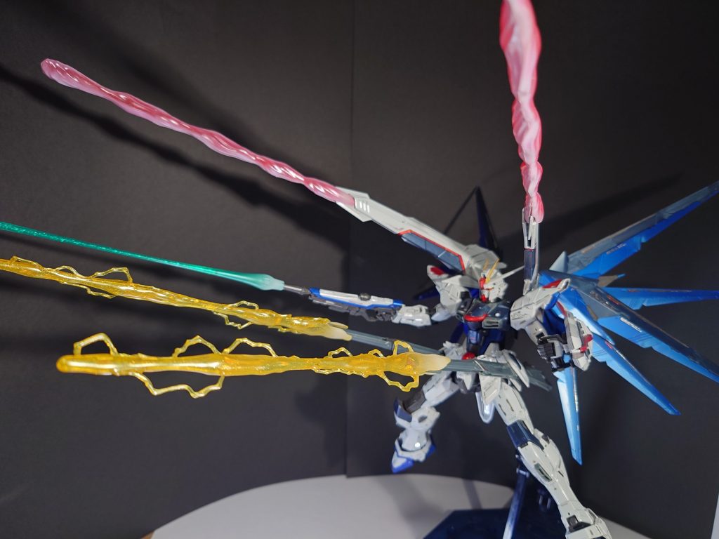 バラエーナのエフェクトは、アニメ内の火線のような真ん中に赤、その周りを青白っぽい火線が覆うようなイメージにしたくて、上下を白、左右からメタリックレッド(ピンクだったかな？)に塗ってみました