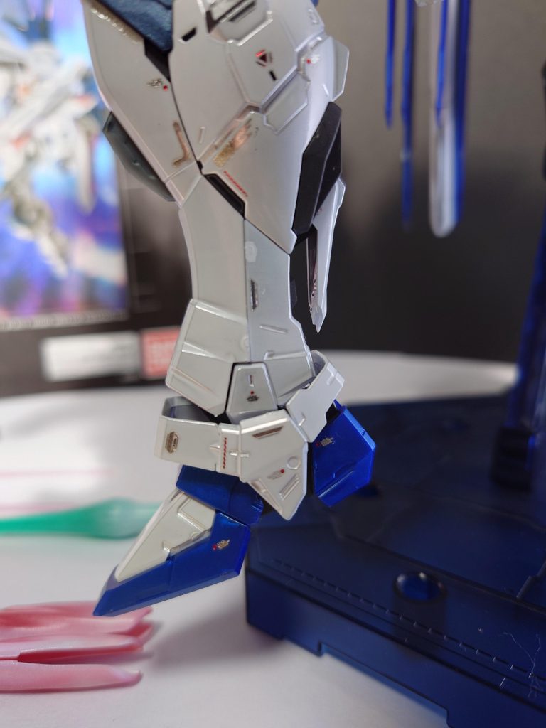 このキット、ランナーを切り離した部分にメッキがされてないのがモロにバレます。あとその周りのホワイトメッキも薄い箇所がいくつかありました一応切り離した部分にホワイトをチョン付けして、遠目からは目立たないようにしたつもりです