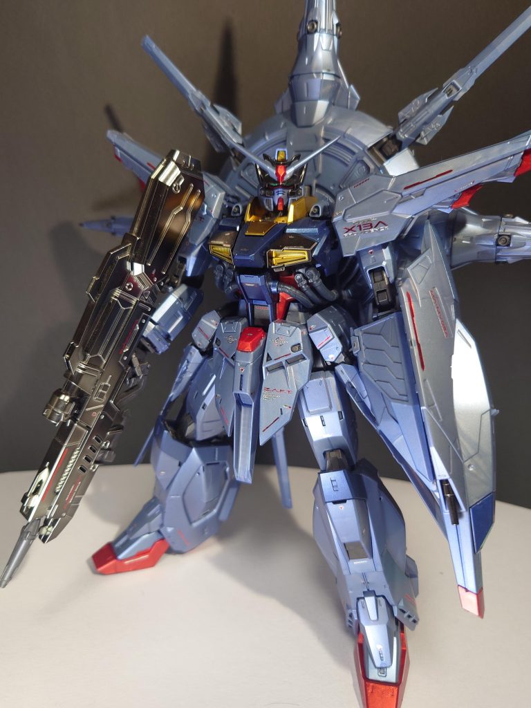 素立ちでもカッコ良いですユーディキウムビームライフルや額のフェイスガードの黒メッキ部分も写真映えしますねフリーダムのスペシャルコーティング仕様と比べるとゲート跡のメッキ剥がれ感はありませんでした(アンダーゲートだったかはうろ覚えです…)